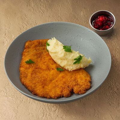 Куриный шницель с брусничным соусом и картофельным пюре в ТОКИО-CITY по цене 630 ₽