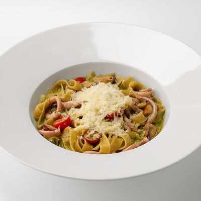 Паста с щупальцами кальмара в Мидийное место по цене 1220 ₽