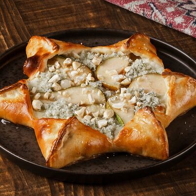 Хачапури с грушей и горгонзолой в TATEV по цене 890 ₽