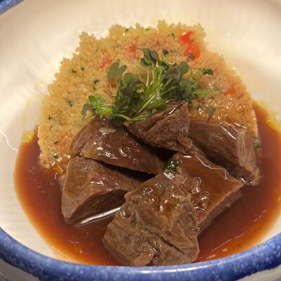 Телячьи щеки с кускусом в Эник Беник по цене 1440 ₽