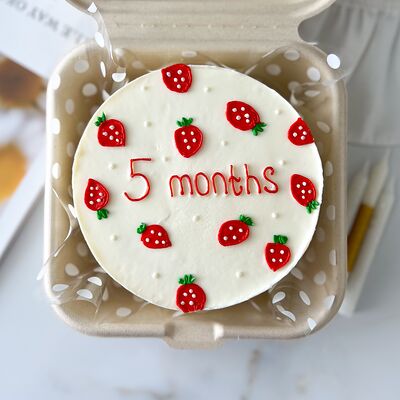 Бенто-торт для фотосессии ребенку на каждый месяц с клубникойв БИСКВИТ ХАУС по цене 1850 ₽