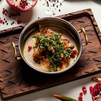 Ливанский салат с хумусом и грецким орехом в Бакладжан по цене 580 ₽