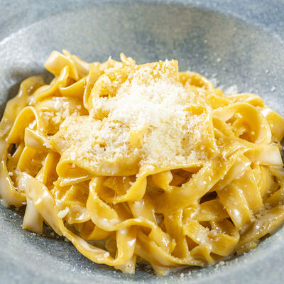 Макароны с сыром чеддер в Just Residence по цене 680 ₽