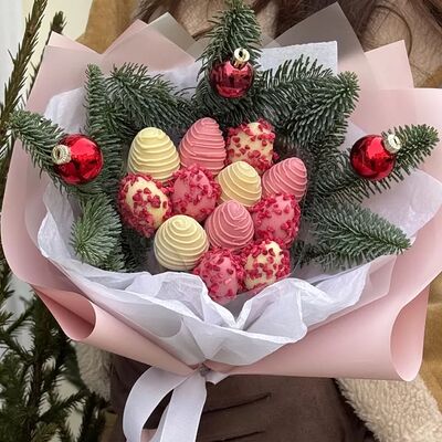 Букет из клубники в шоколаде и нобилиса на Новый год №1 в Lovely Berry по цене 4900 ₽