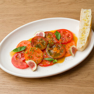 Карпаччо из томатов, инжир, соус панцанела в Salt по цене 650 ₽