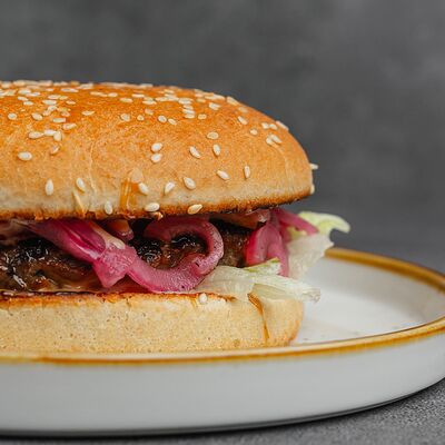 Бургер с маринованным луком в Гурман по цене 450 ₽