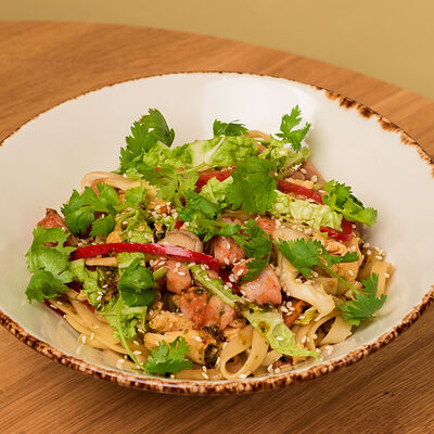 Удон с цыпленком и овощами в кисло-сладком соусе в Атлас еды по цене 550 ₽