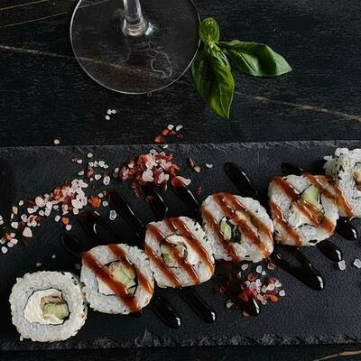 Ролл с угрем и творожным сыром в Panda Sushi по цене 499 ₽