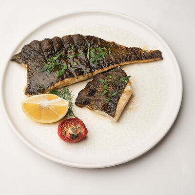 Филе камбалы с пряными травами и чесноком в Клёво по цене 1550 ₽