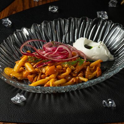 Опята с фермерской сметаной и маринованным красным луком в Giorgio Suluguni по цене 570 ₽