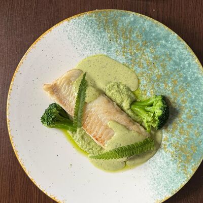 Филе трески с пюре из брокколи и сливочным пестов Усадьба по цене 640 ₽