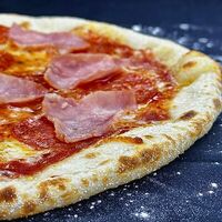 Пицца Пепперони и ветчина в Белла Италия
