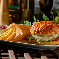 Бургер с куриной котлетой и моцареллойв Juno