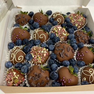 Клубника в шоколаде с голубикой в Buketonline - Съедобные букеты и клубника в шоколаде по цене 4070 ₽