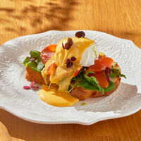 Бенедикт с форелью и авокадо в River