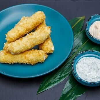 Сырные палочки с соусом Цезарь в Tropical Sushi по цене 385 ₽