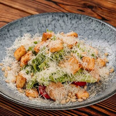 Салат Цезарь с курицей в Arnamal по цене 550 ₽