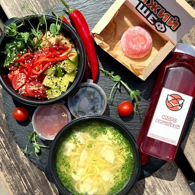 Ланч №2 (Лапша с курицей, поке с курицей, моти, морс) в Рыжий Шеф по цене 800 ₽