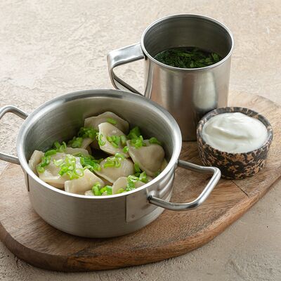 Домашние пельмени из сочной свинины с мясным бульоном и фермерской сметаной в Иван да Марья по цене 740 ₽