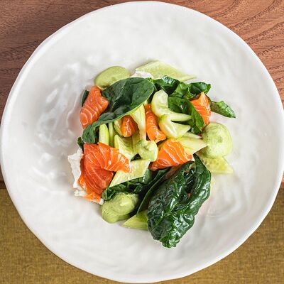 Салат с лососем и огурцом в ИВА по цене 1000 ₽