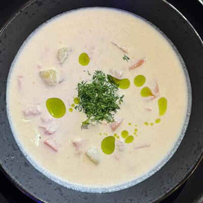 Сливочный суп с лососемв Пицца на дровах по цене 830 ₽