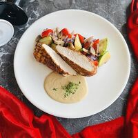 Стейк из куриной грудки с обжаренными овощами и сливочный соусом в Паста & Пицца