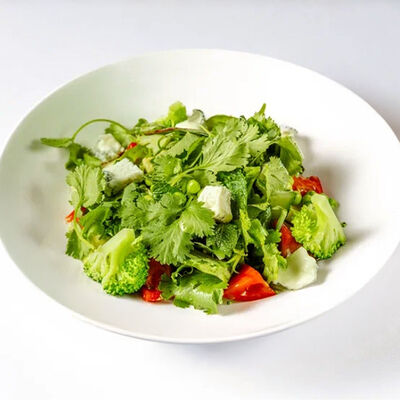 Зеленый салат с сыром сент-мор в Dodici Grill по цене 980 ₽