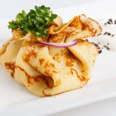 Блинный мешочек с грибами, сыром и картофельным пюре в Максимилианс по цене 210 ₽