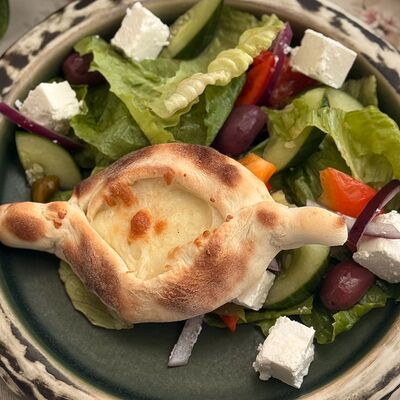 Салат Греческий с хачапури по-аджарски в Птичка по цене 650 ₽