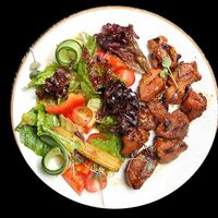 Шашлык из ягненка с салатом из свежих овощей в ИТЛЕ Стейк-кафе Halal