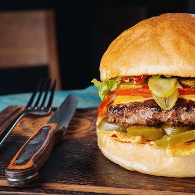 Бургер El diabro в Friends & Burgers по цене 950 ₽