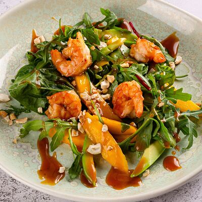 Салат с манго и креветками в Близкие по цене 470 ₽