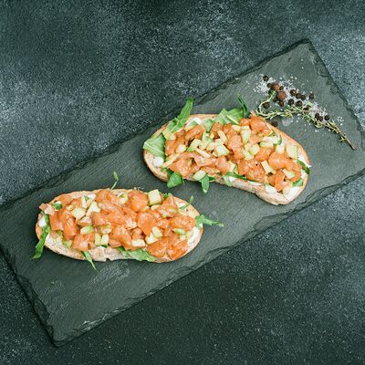 Брускетта с лососем в Японский Двор по цене 740 ₽