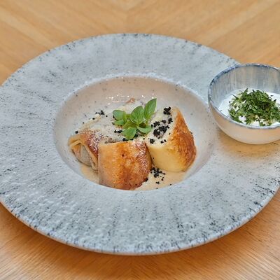 Блинчики с мясом, грибным муссом, пармезаном и сметанойв Рестобар Хочу Другого по цене 550 ₽