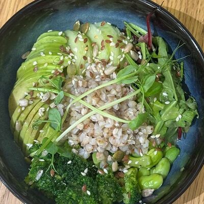 Зеленый боул с соусом юдзу и зеленой гречей в Kraffin Bakery по цене 547 ₽