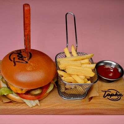 Бургер с говяжьей котлетой, беконом и соусом Др.Пеппер в TOPKA Reborn по цене 750 ₽