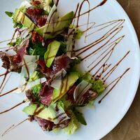 Салат с ростбифом в La Costa