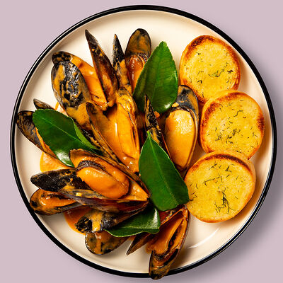 Мидии в соусе Том ям в Фуди Люди по цене 999 ₽