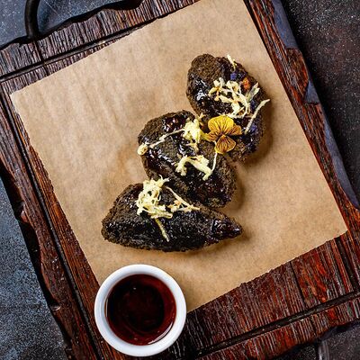 Куриные крылышки в черной панировке с чесночным ранчем в Макароны по цене 550 ₽