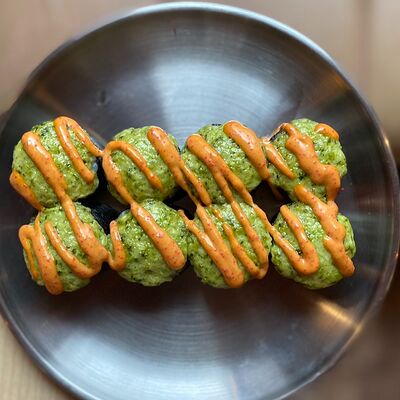 Запечённый ролл с лососем и соусом песто в Da Sushi по цене 25 р.