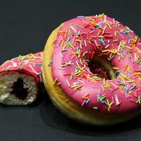 Донат с клубничной начинкой в Сим-Сим