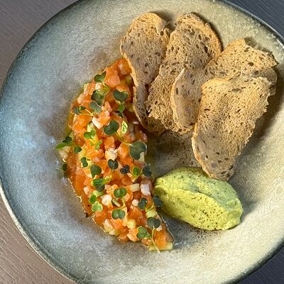 Тартар из лосося с креветкой, гуакамоле и чипсами в Три Б по цене 1475 ₽