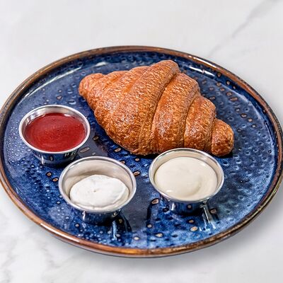 Круассан классический с клубничным джемом и кремом Шантальи в МОРЕ по цене 380 ₽