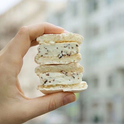 Макарон Пломбир с кусочками шоколада в Yumbaker gardens по цене 375 ₽