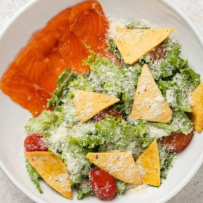 Цезарь с лососем малой соли в Etika Bistro по цене 870 ₽