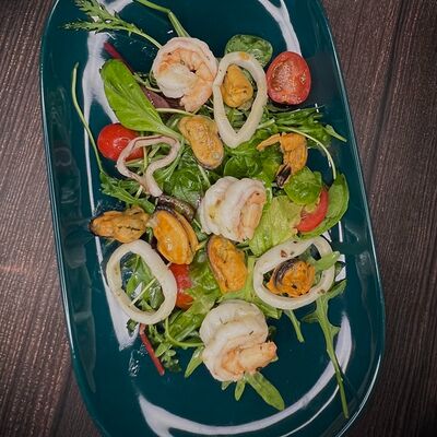Салат с морепродуктами в Вкусное место по цене 680 ₽