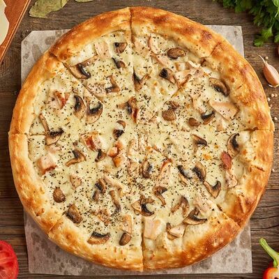 Пицца с курицей и грибами в Luna Urban по цене 840 ₽