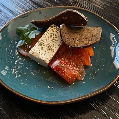 Томаты с сыром фета, хлебцем в Длинный нос по цене 210 ₽