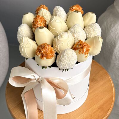 Клубничный букет в шоколаде в коробке Беатрисв Клубника по цене 5990 ₽