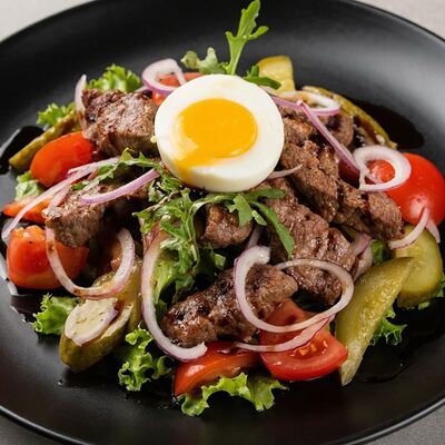 Салат с телятиной и перепелиными яйцами в Бизон по цене 545 ₽